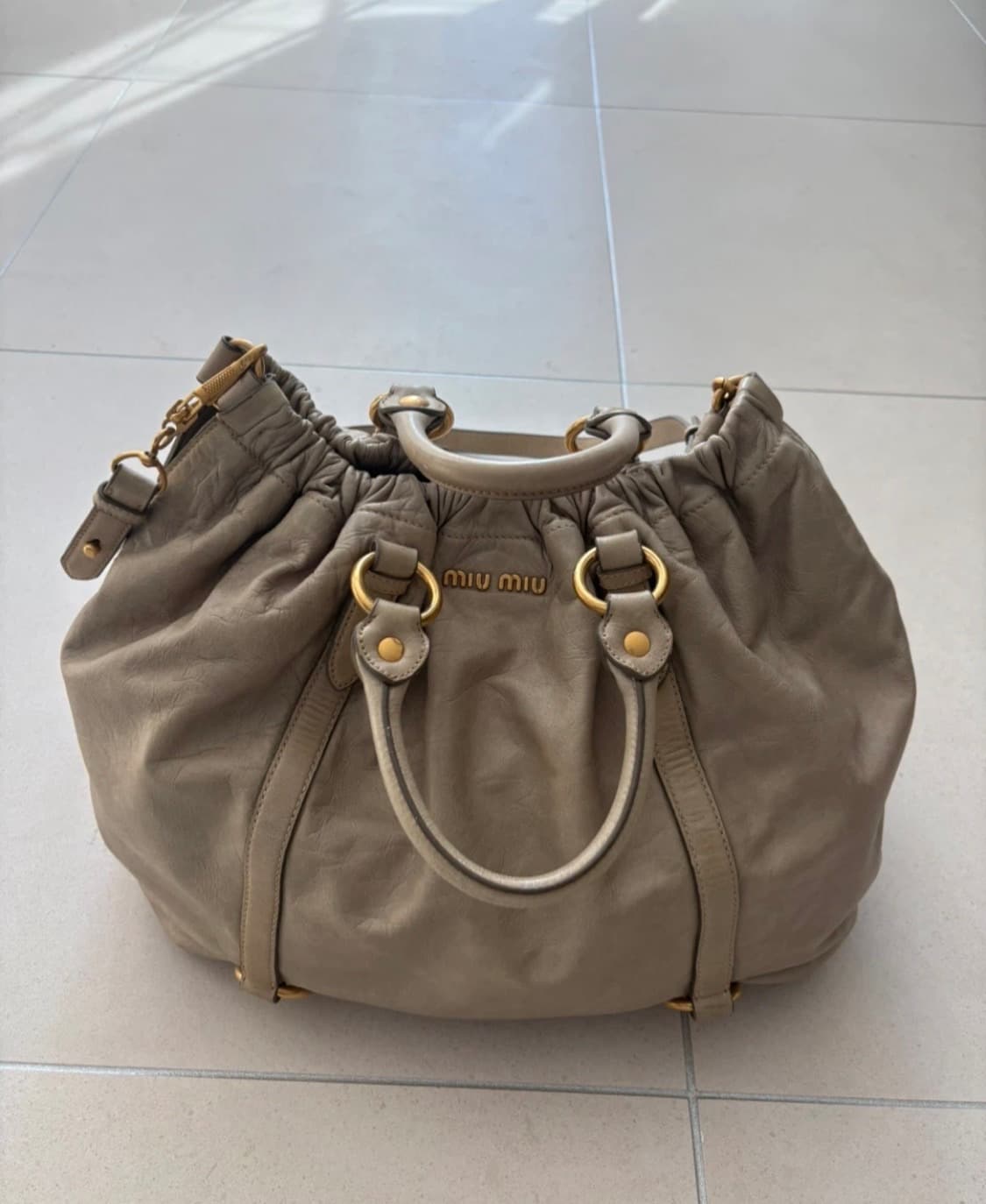 미우미우 가죽토트백(구매가 240) 상품이미지1