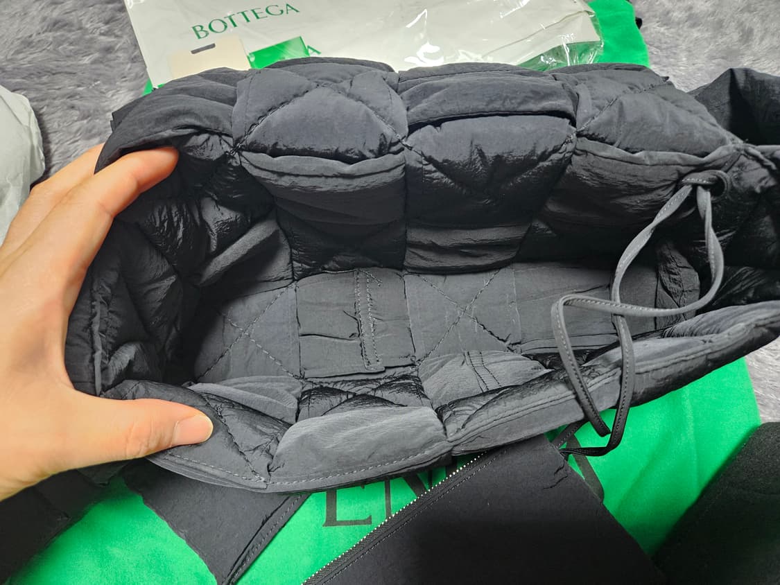 보테가 베네타 패딩 카세트백 블랙 상품이미지5