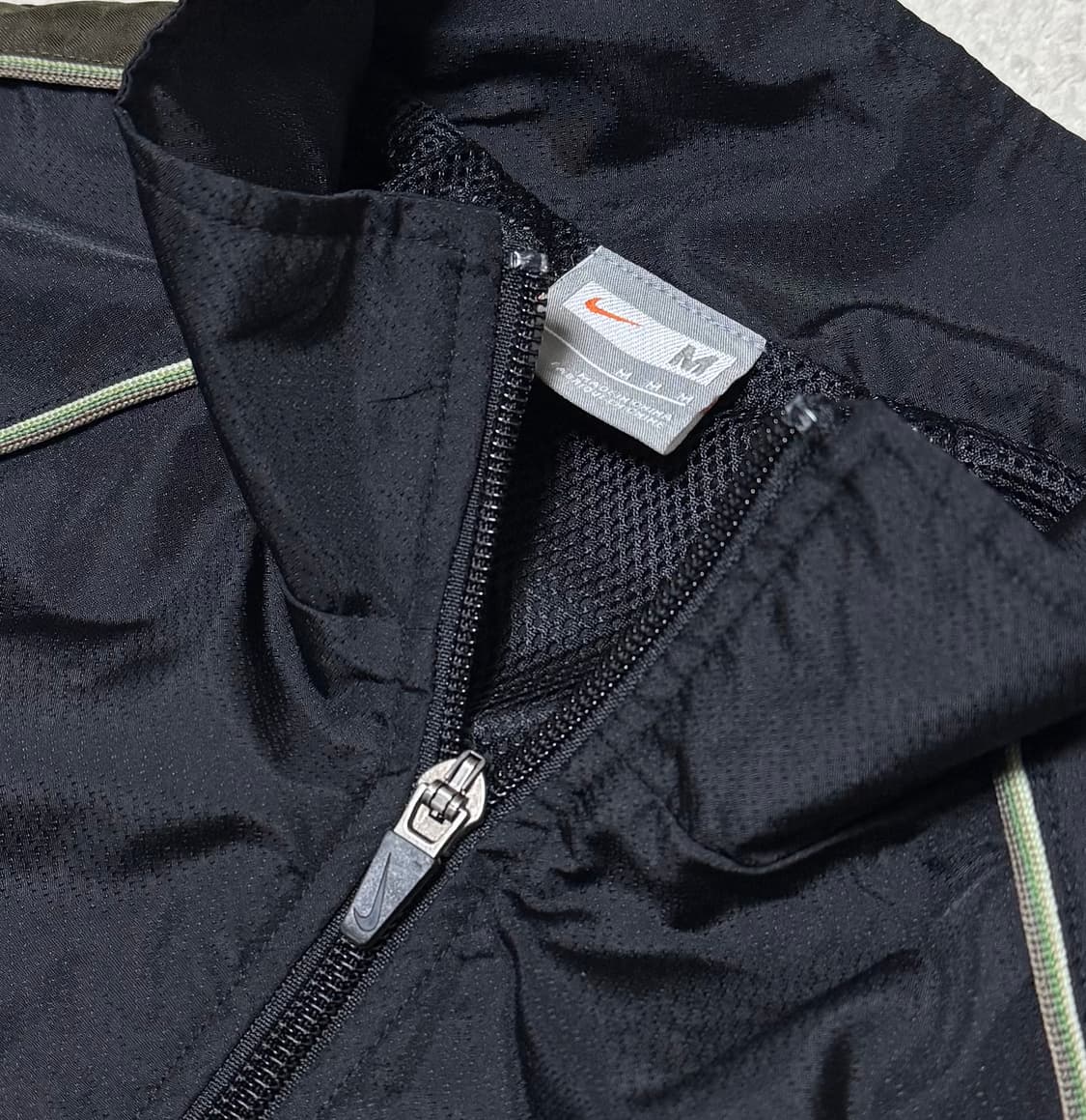 나이키 일본 블랙 올리브 카키 바람막이 상품이미지4