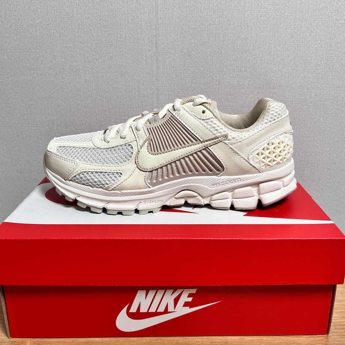 [새상품/235] 나이키 줌 보메로 5 페일 아이보리 샌드드리프트 상품이미지9