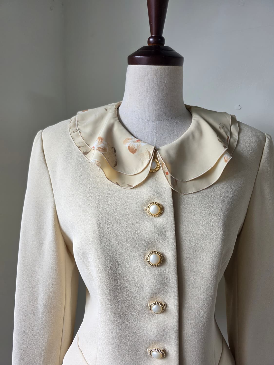 연베이지 진주 버튼 카라 탈부착 자켓 상품이미지1