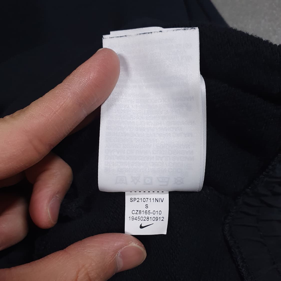 나이키 신형 NSW 아이콘 클래쉬 크롭 맨투맨 스웻셔츠 검흰 범고래 여성 상품이미지9