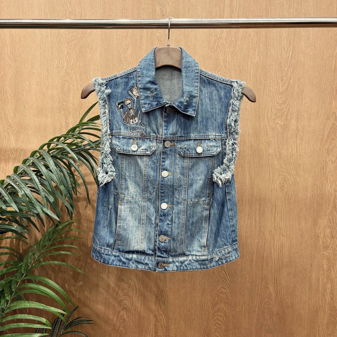 쟈딕 앤 볼테르 데님 베스트 스컬 플라워 자수 가죽 패치 디테일 중청 상품이미지1