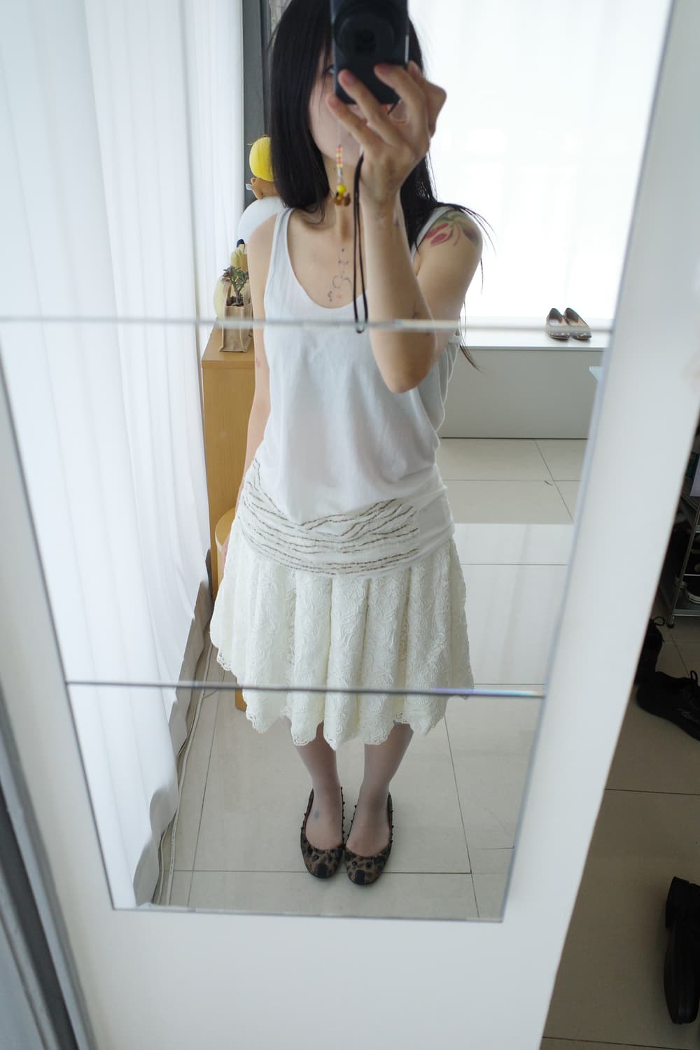 Sequins & lace back button sleeveless 상품이미지2