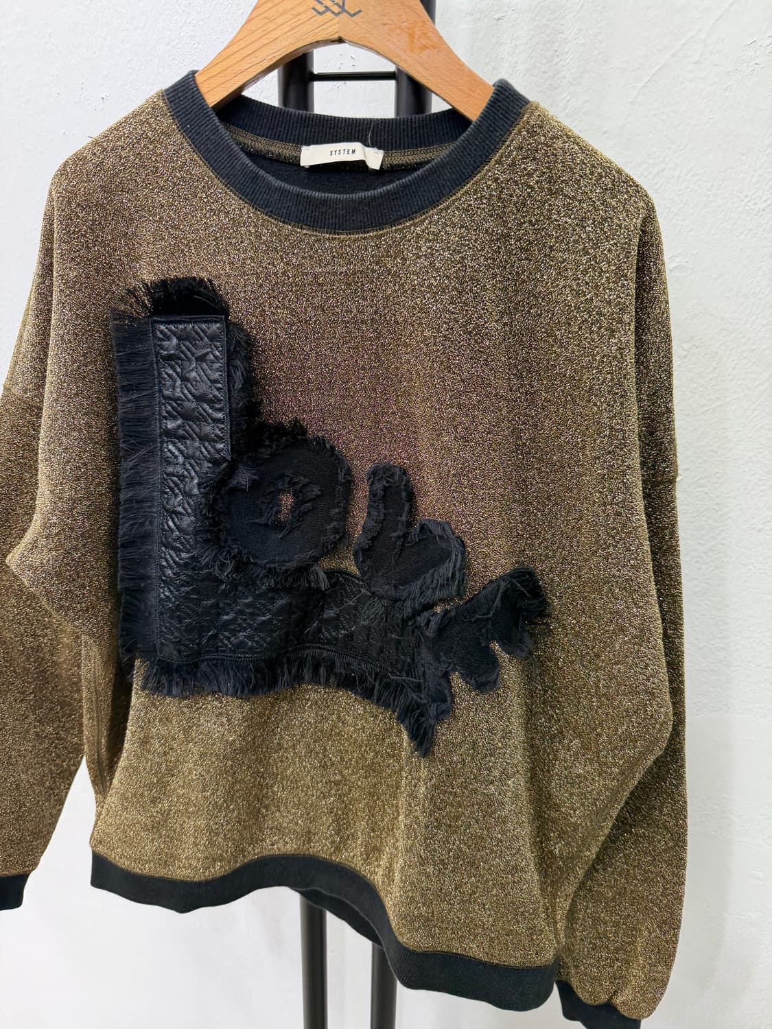 정품) 시스템 한섬 금색 펄 장식 오버핏 니트 맨투맨 90F 상품이미지3