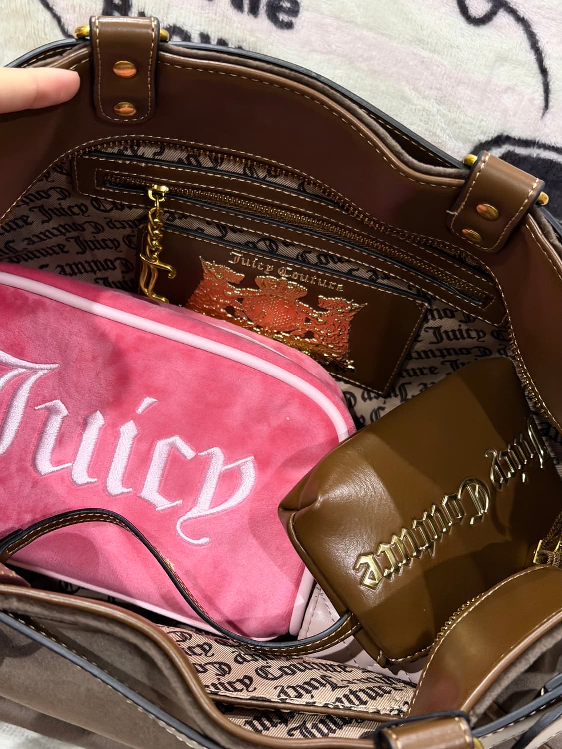 [신상✨프리뷰세일]대대장 신상 쥬시꾸뛰르 브라운 벨벳 숄더백 상품이미지4