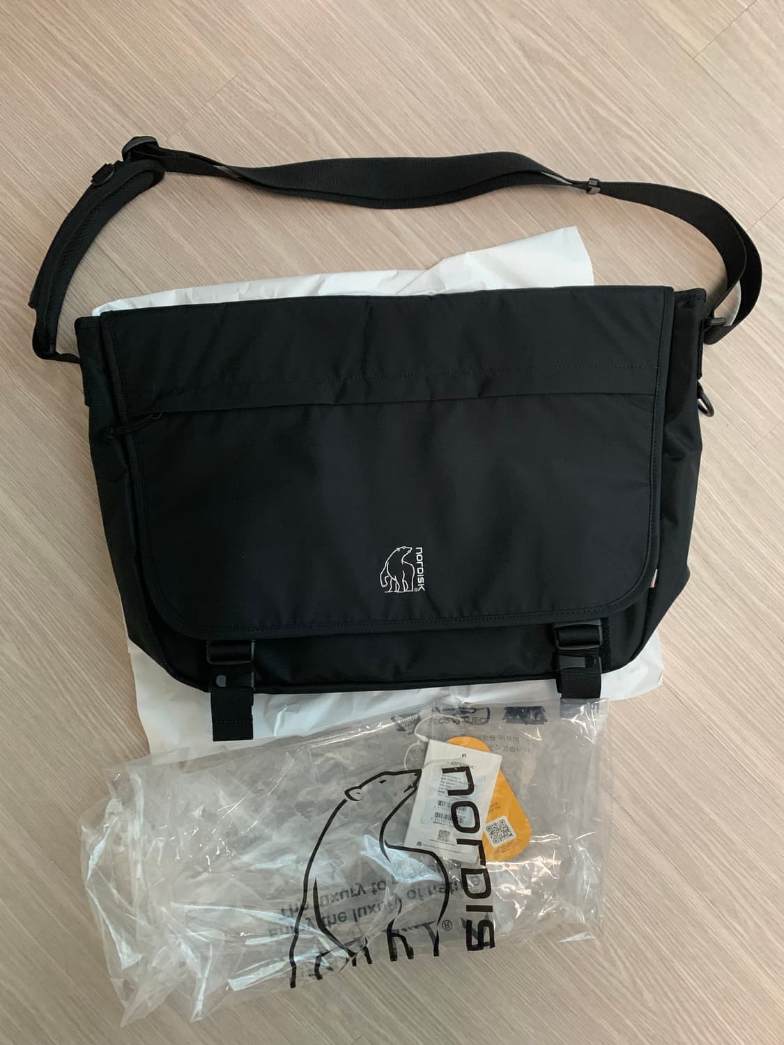 노르디스크 블랙 메신저백 신품급 팝니다. 상품이미지1