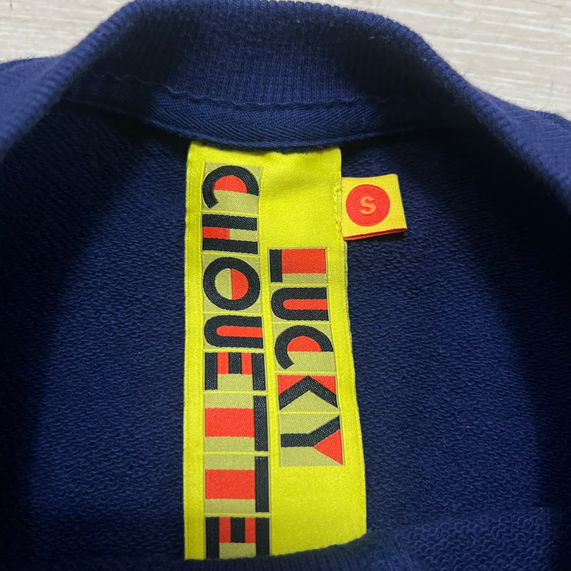 럭키슈에뜨 여성 빅프린팅 맨투맨 스웨트셔츠 [네이비] S/90 상품이미지4