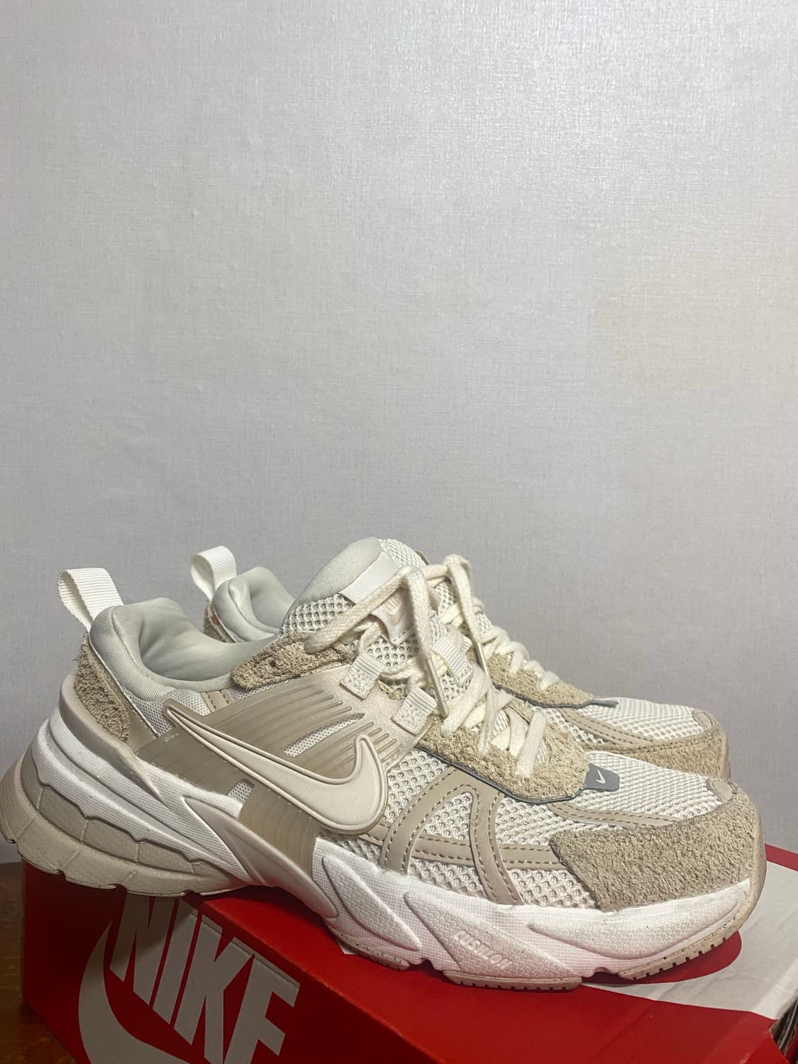 나이키 v2k 베이지색 런 상품이미지1