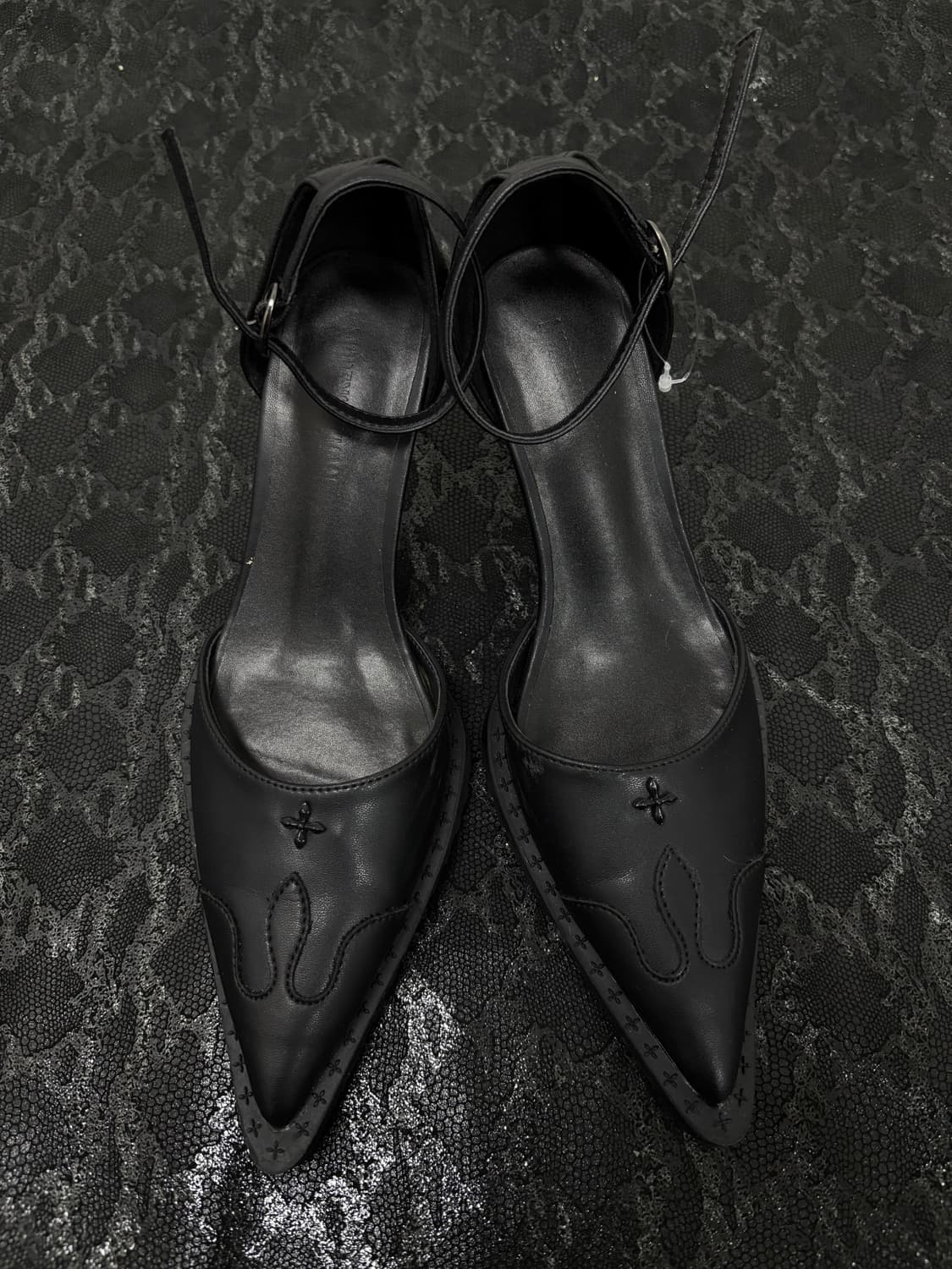 “Vintage” Cross Detail Gothic Mood Shoes 상품이미지4