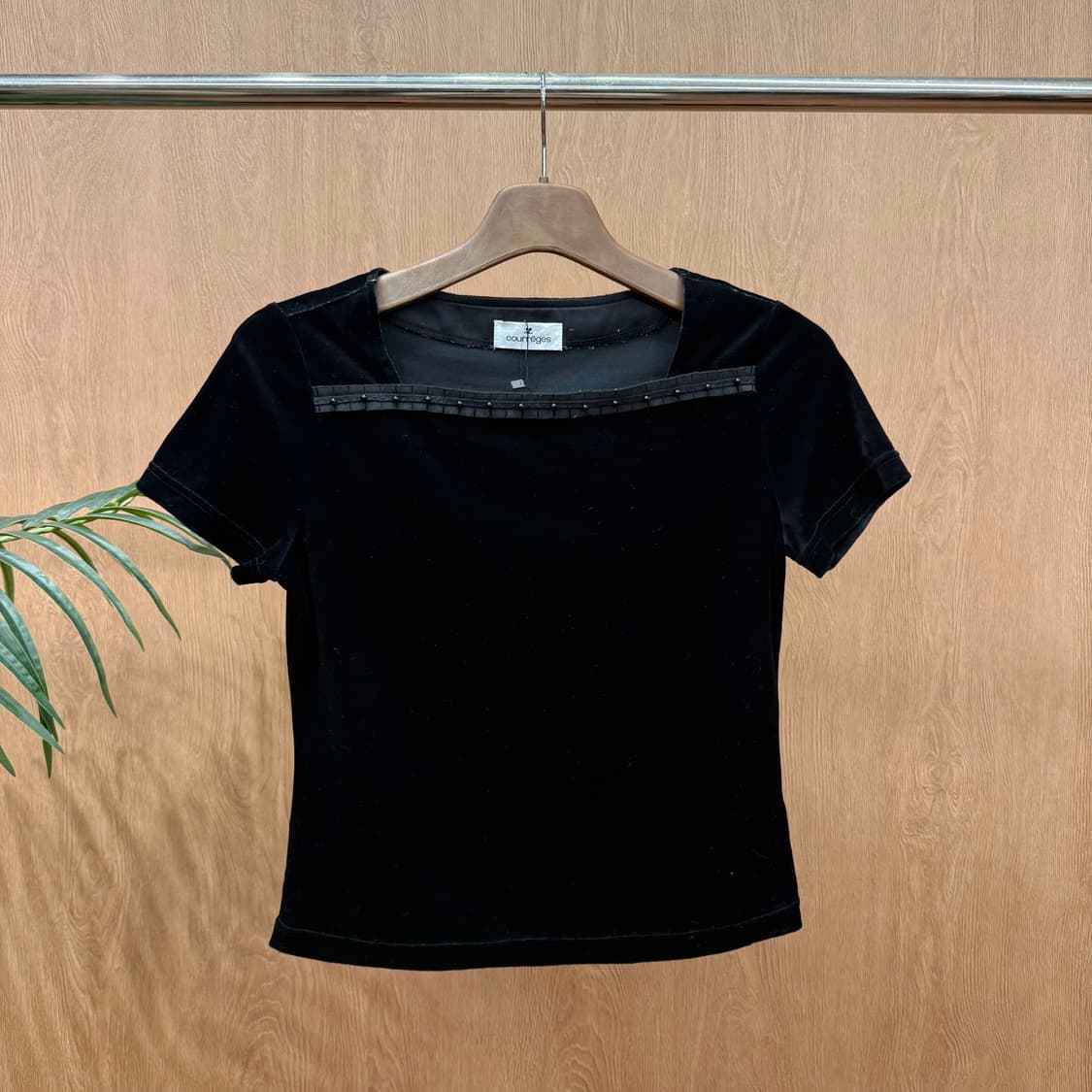 꾸레쥬 벨벳 반팔 티셔츠 스터드 리본 트리밍 스퀘어넥 슬림핏 블랙 상품이미지1