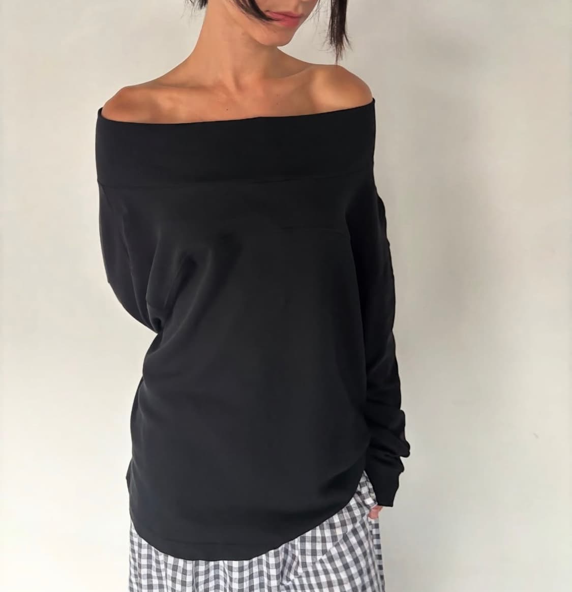 아모르샤이 Line Sweatshirt Black 상품이미지1