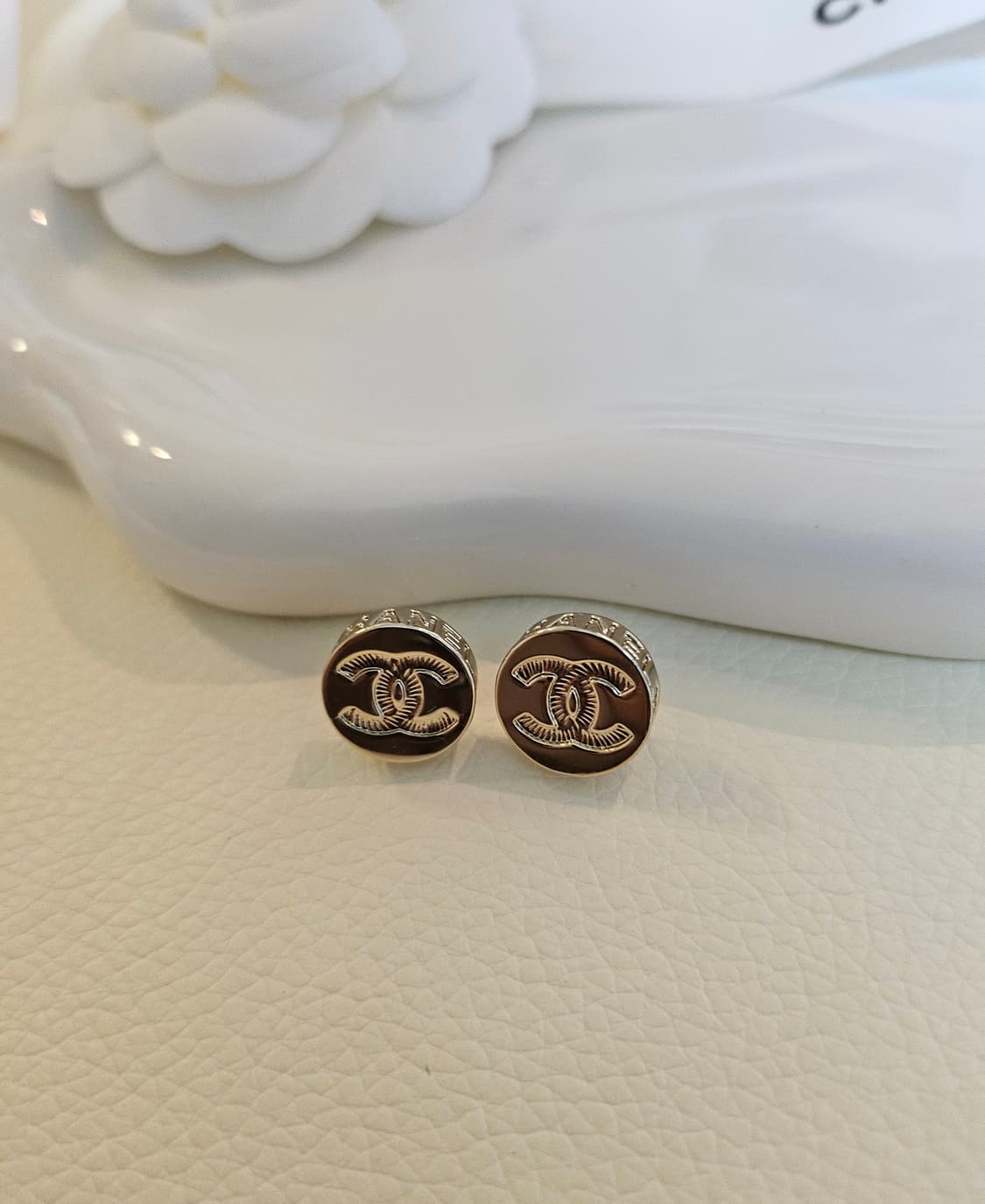 샤넬 코인단추 금장 스터드 귀걸이 업사이클링 상품이미지2