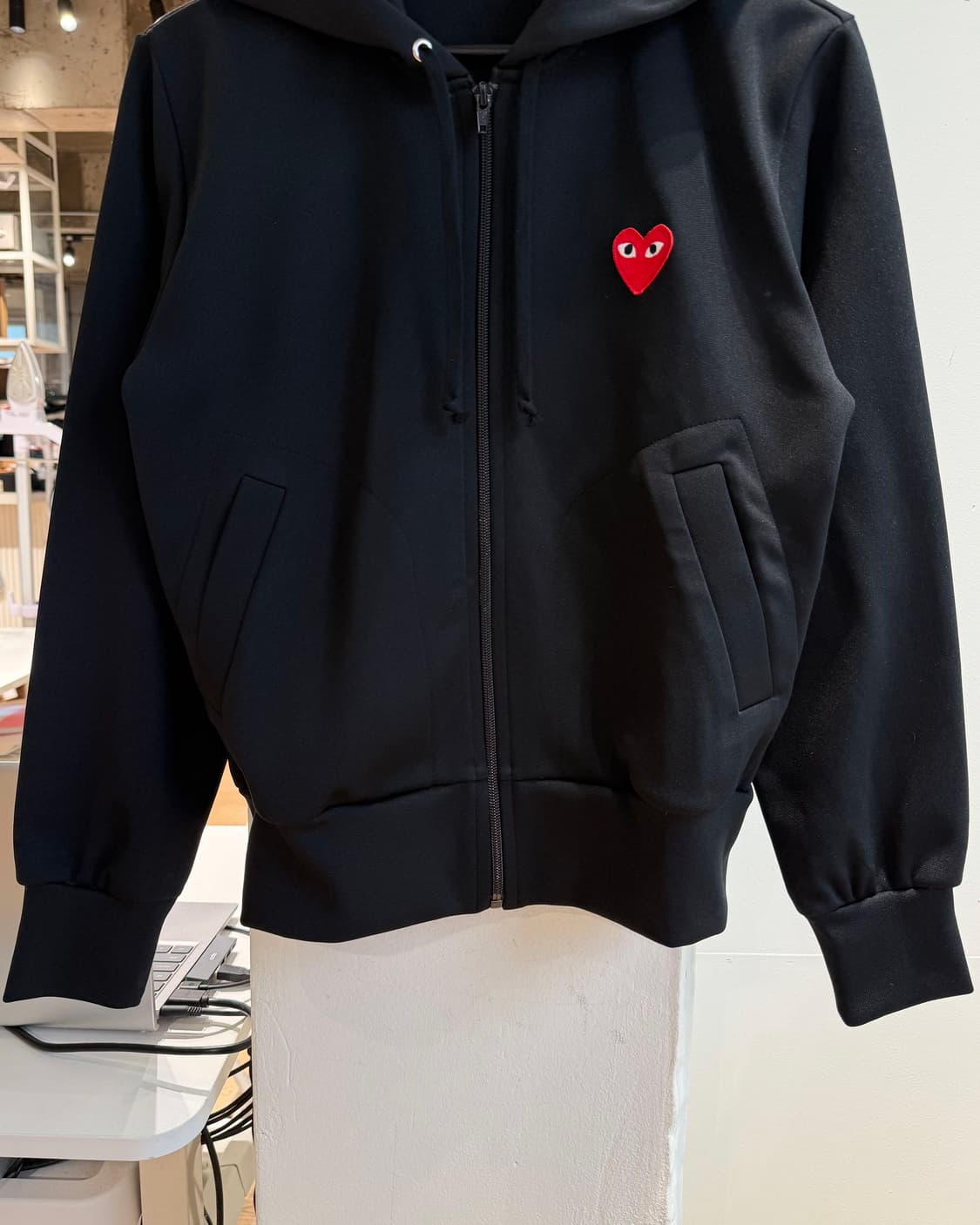 꼼데가르송 플레이 블랙 레드 하트 와펜 블랙 후드집업 상품이미지6