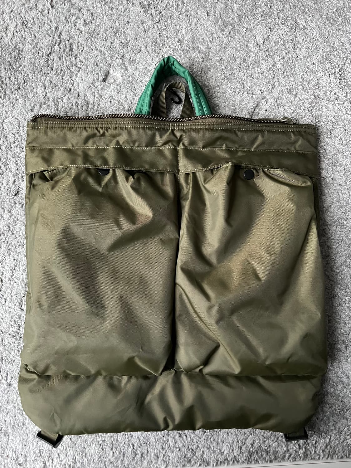 유니클로 JW앤더슨 리버시블 올리브 그린 헬멧백 상품이미지3