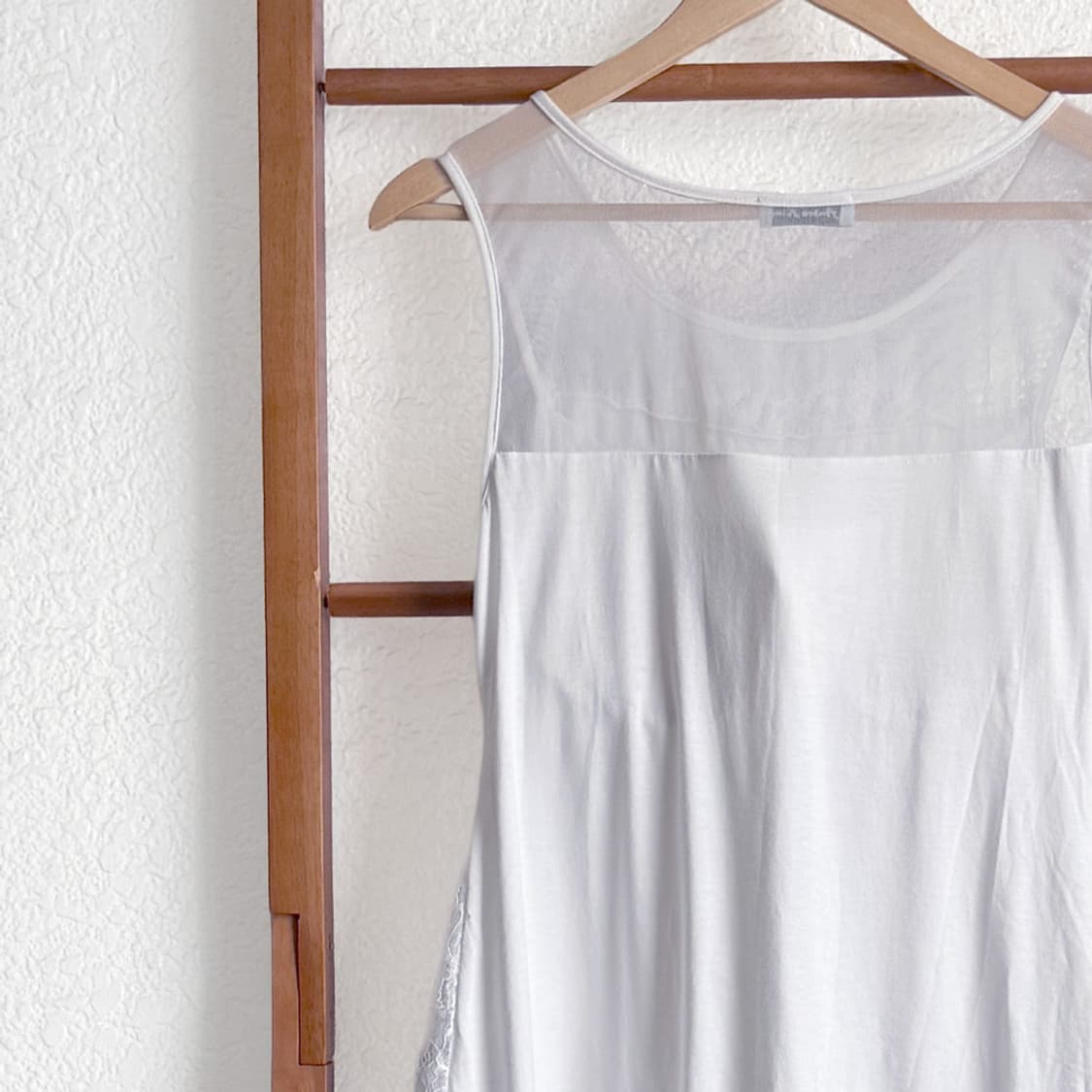 [ANDRÉ KIM] 레이스 시스루 슬리브리스 탑 상품이미지8