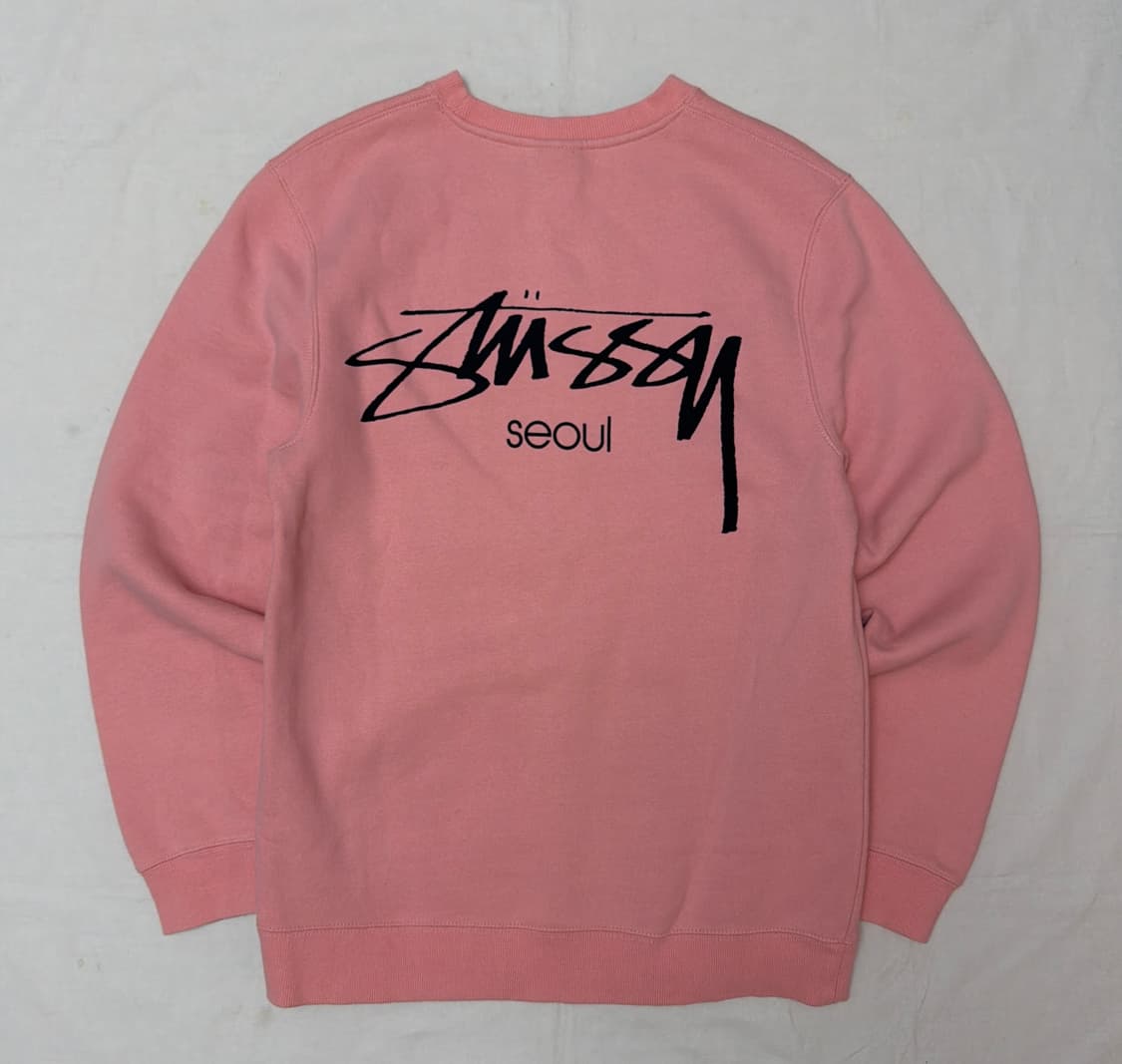 스투시 서울 한정 스탁로고 맨투맨 스웻셔츠 핑크 상품이미지1