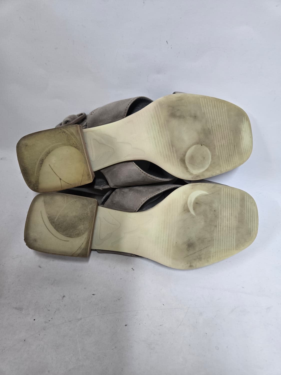  37거의새제품)스웨이드 스트랩 샌들 37 상품이미지5