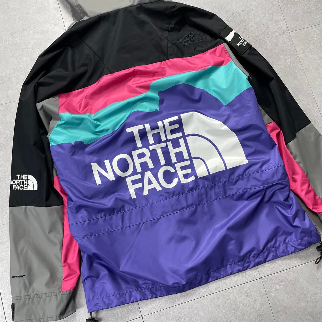 노스페이스 X Invincible 마운틴 자켓 상품이미지2