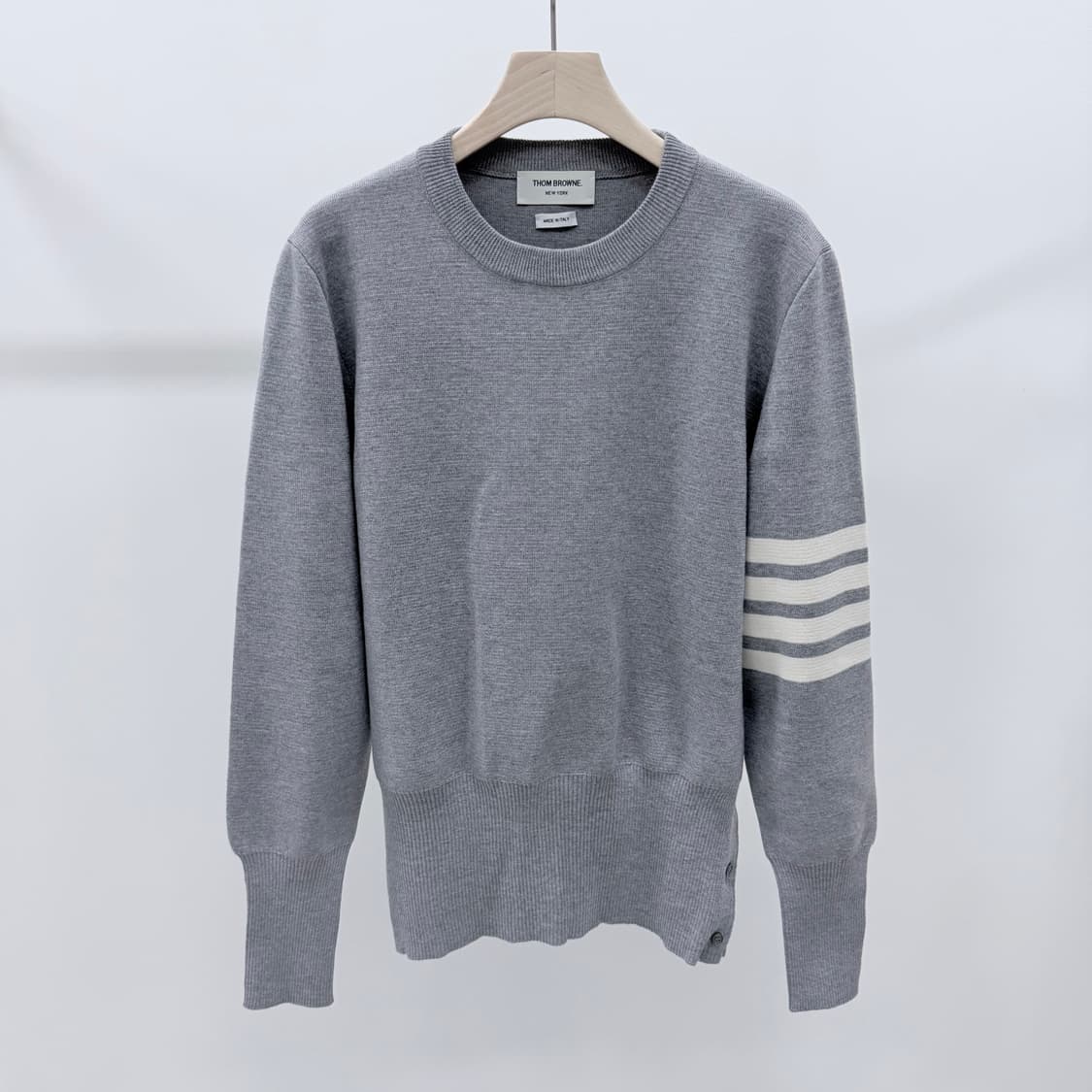 [S+급/5] 톰브라운 사선완장 밀라노스티치 니트 그레이 상품이미지1