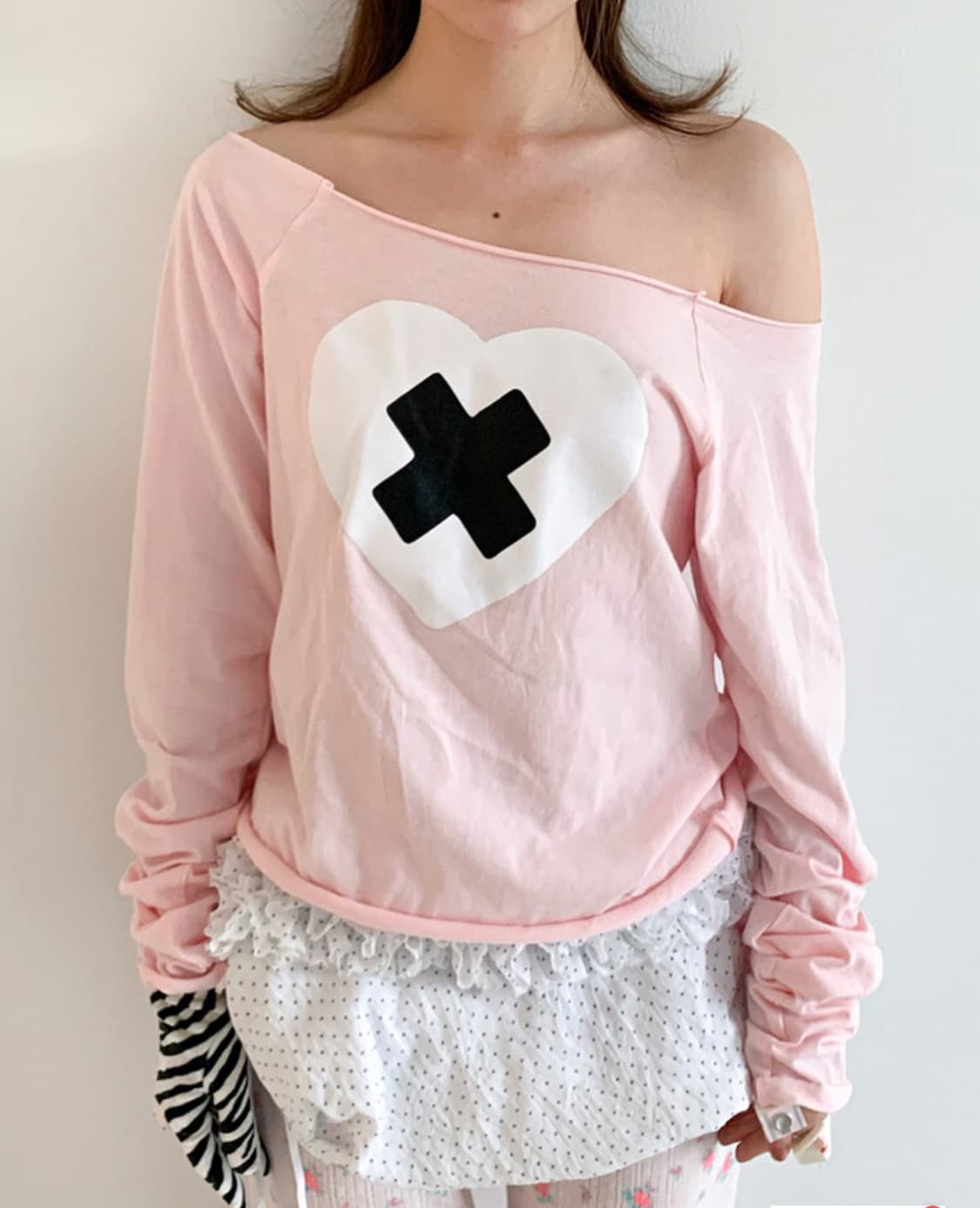 새상품 샵페어리 크로스 하트 컷 오프 티셔츠 라이트 핑크 아일릿 상품이미지2