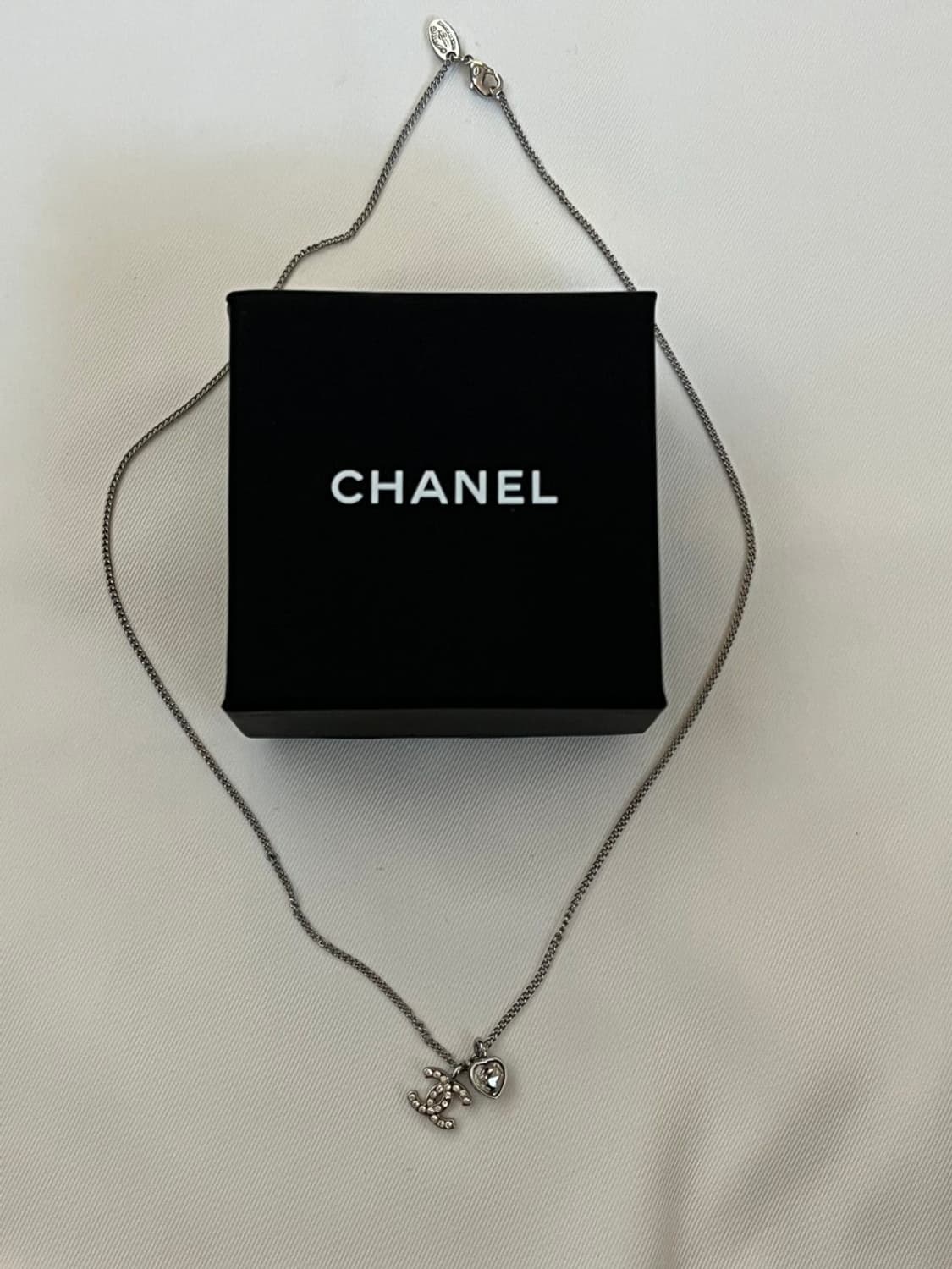 샤넬 정품 업사이클링 CC 데일리 하트 실버네크리스 상품이미지4