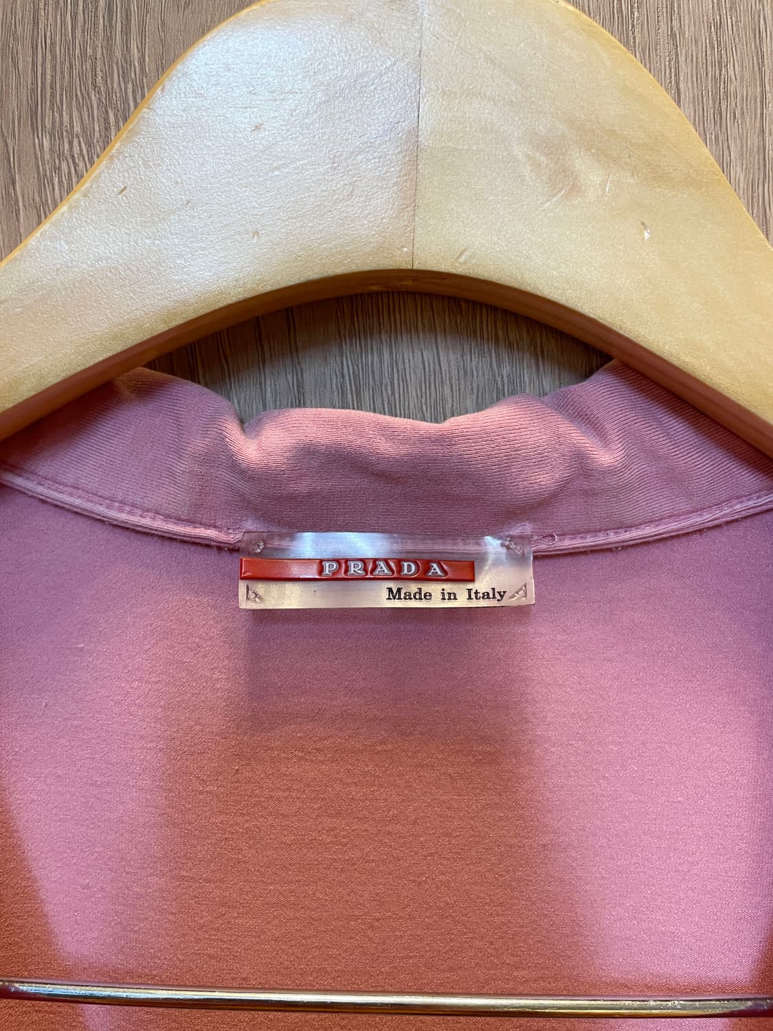 프라다 브이넥 카라 티셔츠 레드 로고 탭 후면 지퍼 포켓 디테일 핑크 상품이미지4