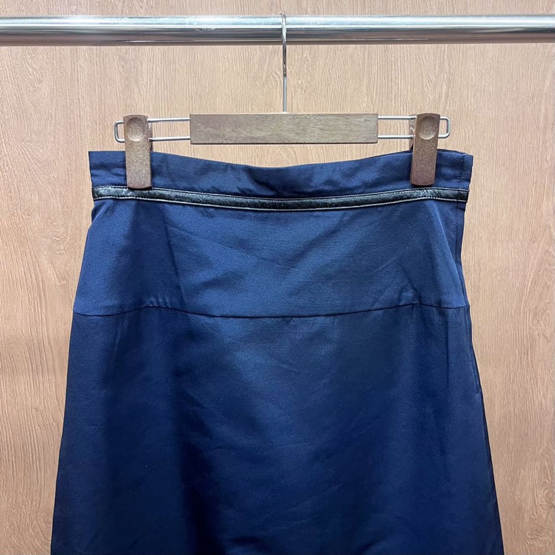 꾸레쥬 미디 스커트 슬릿 포인트 가죽 밴딩 디테일 A라인 네이비 상품이미지4