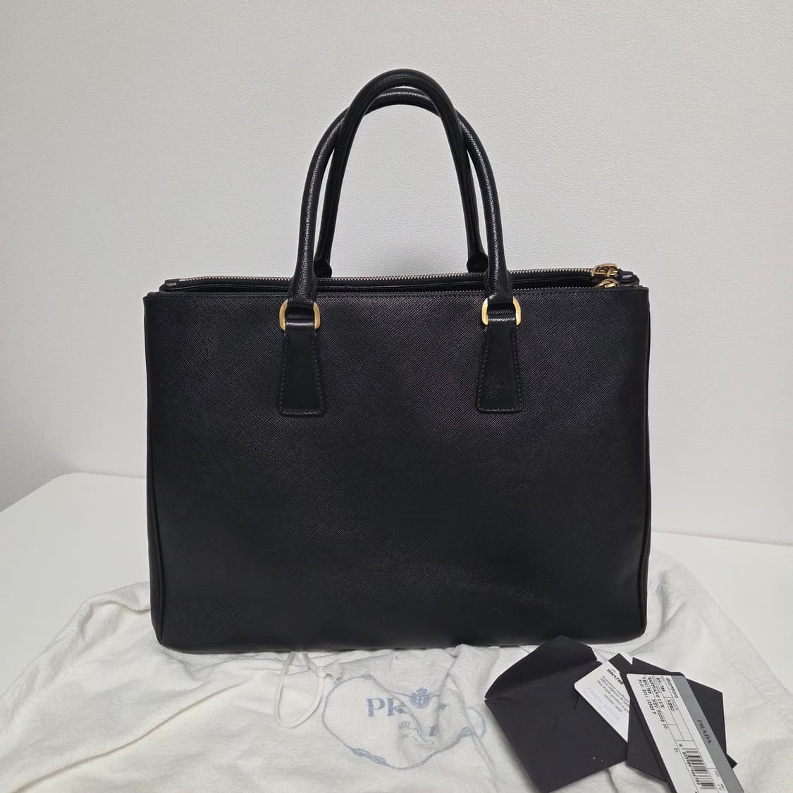 PRADA 프라다 정품 블랙 사피아노 금장 럭스 토트백 상품이미지2