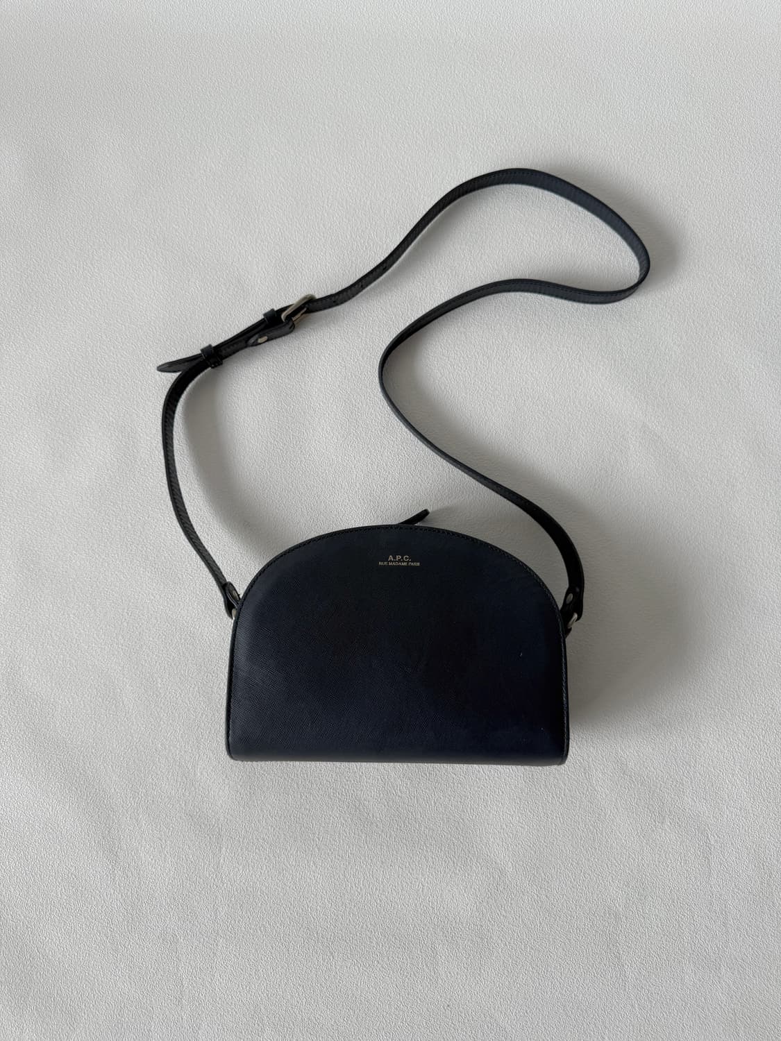 아페쎄(A.P.C) 사피아노 하프문백(NAVY) 상품이미지2