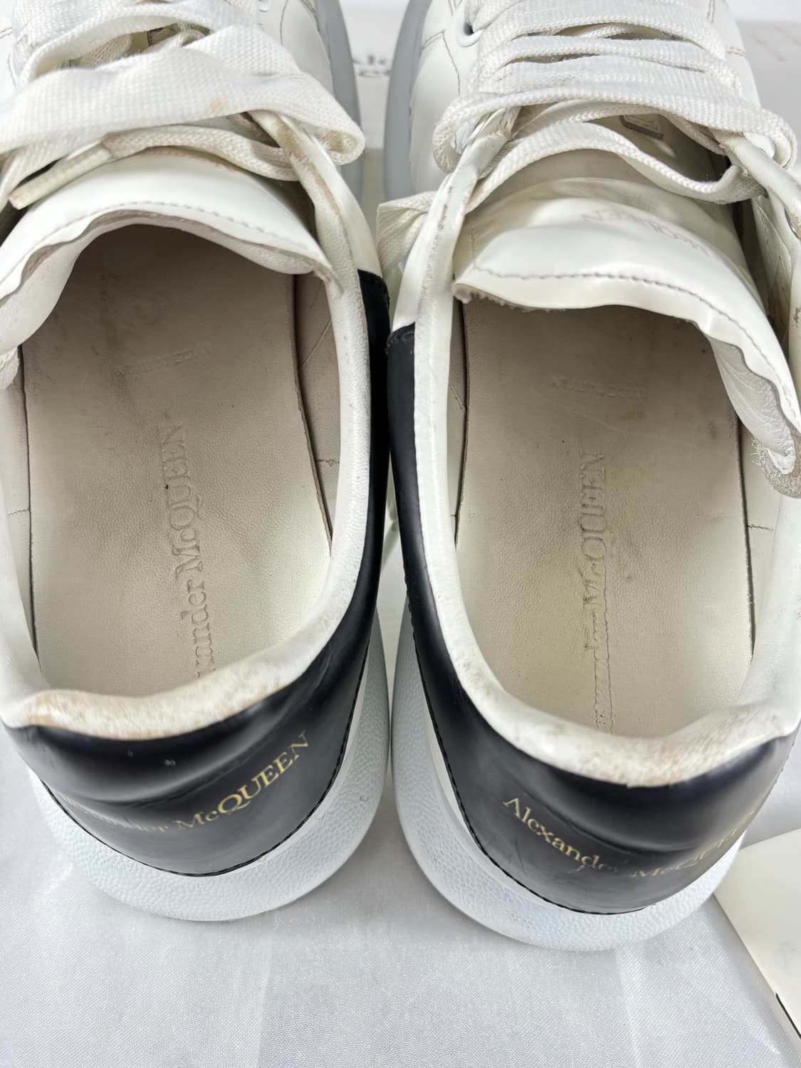 (정품)42.5알렉산더 맥퀸 오버솔 스니커즈 화이트블랙 상품이미지5