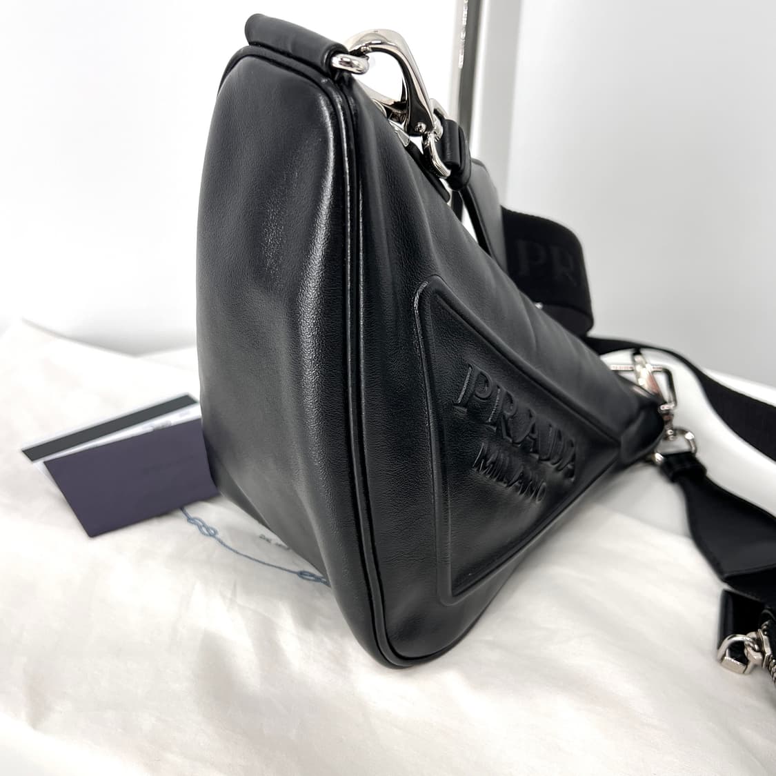 프라다 트라이앵글 레더 숄더백 크로스백 블랙 (1BH190) 상품이미지8