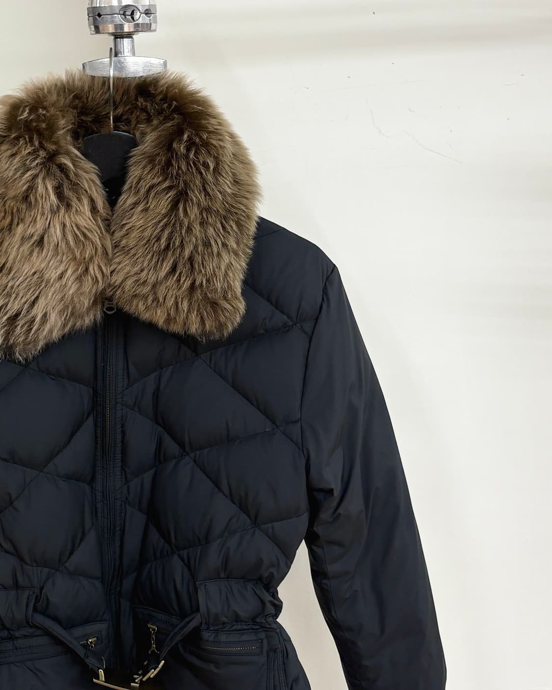 랄프로렌 블랙 램스 퍼 카라 벨티드 다운 자켓 상품이미지4