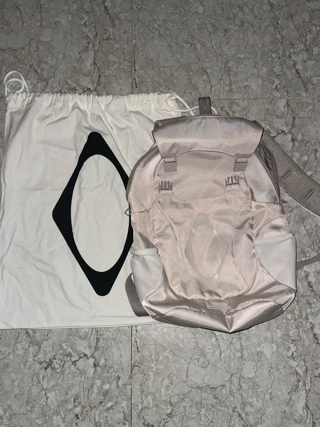 미스치프 버클 플랩 백팩 라이트베이지 상품이미지3