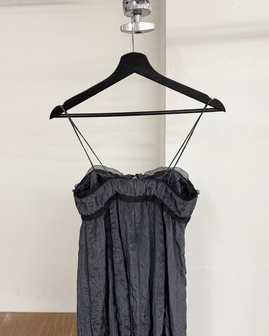 가니 그레이 샤이니 테크 스트랩 미디 드레스  상품이미지5