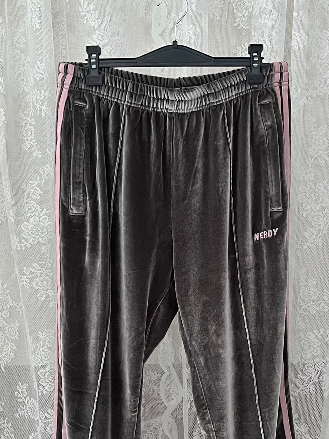 L) 널디 벨벳 트랙팬츠 차콜 핑크 상품이미지3
