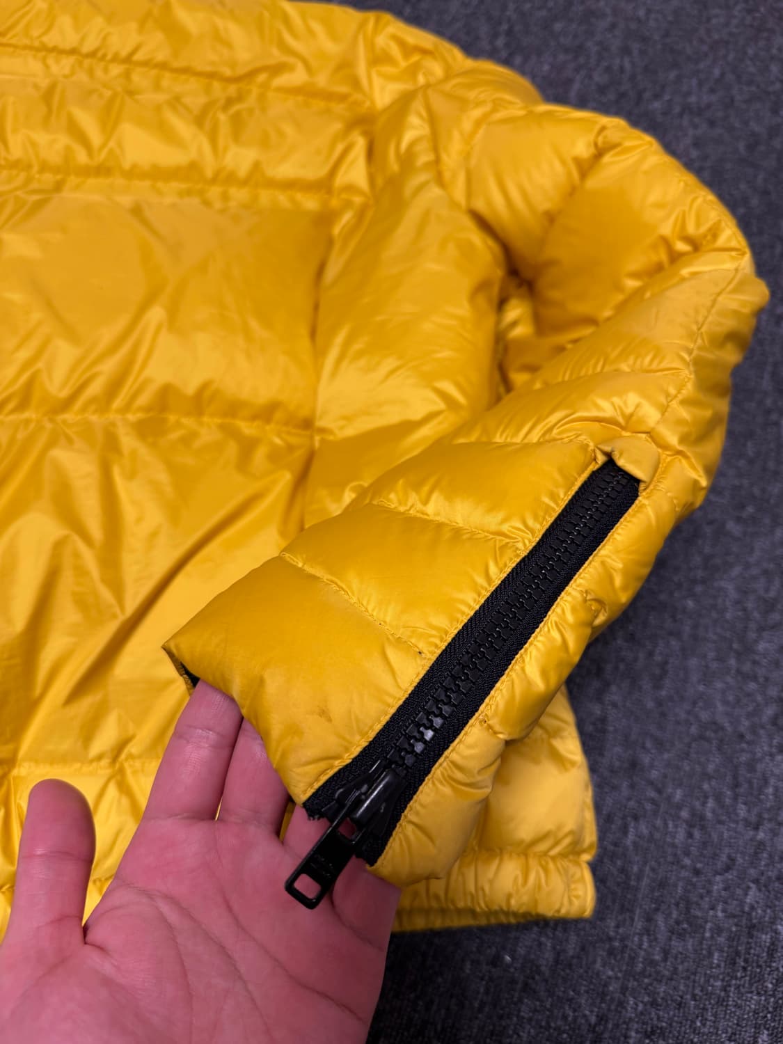 [48] 프라다 20FW 삼각 로고 구스 다운 패딩 옐로우 상품이미지6