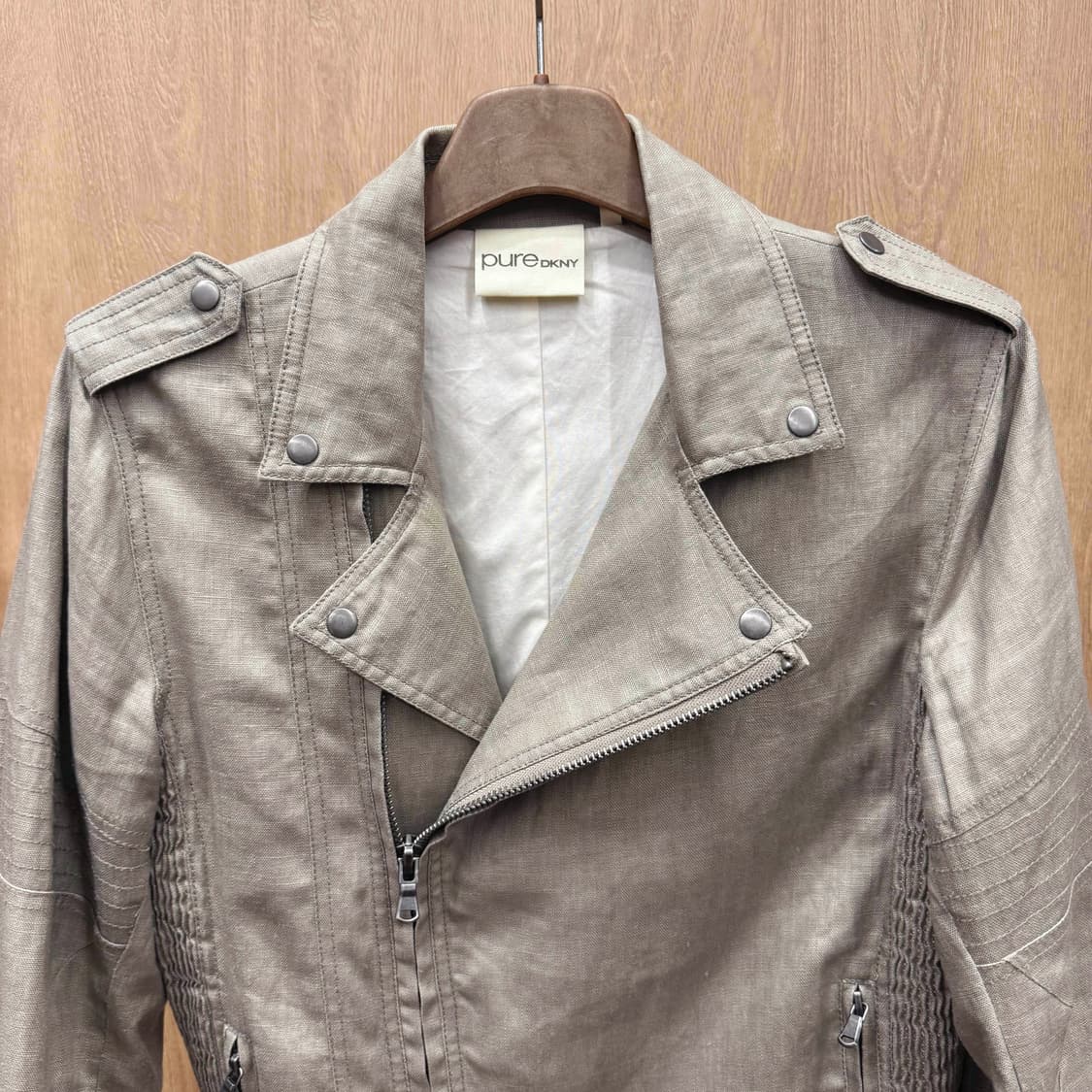 DKNY 퓨어 린넨 라이더 자켓 사선지퍼 숄더 견장 카키베이지 상품이미지4