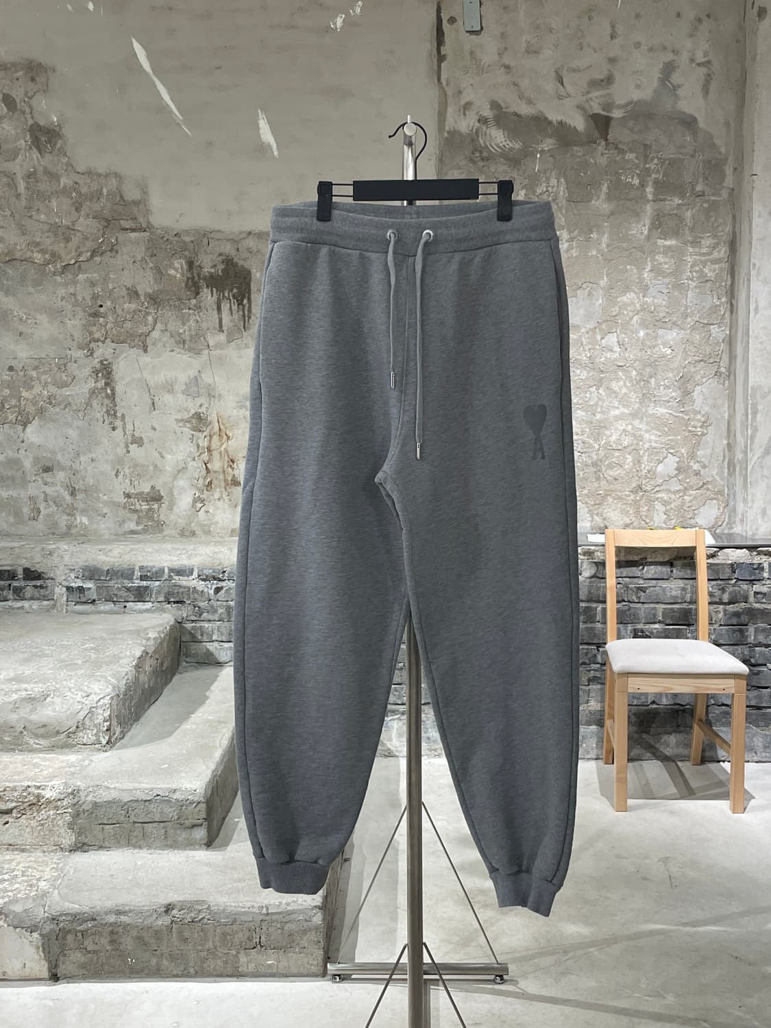 아미 그레이 하트 로고 스웻 조거 팬츠 상품이미지1