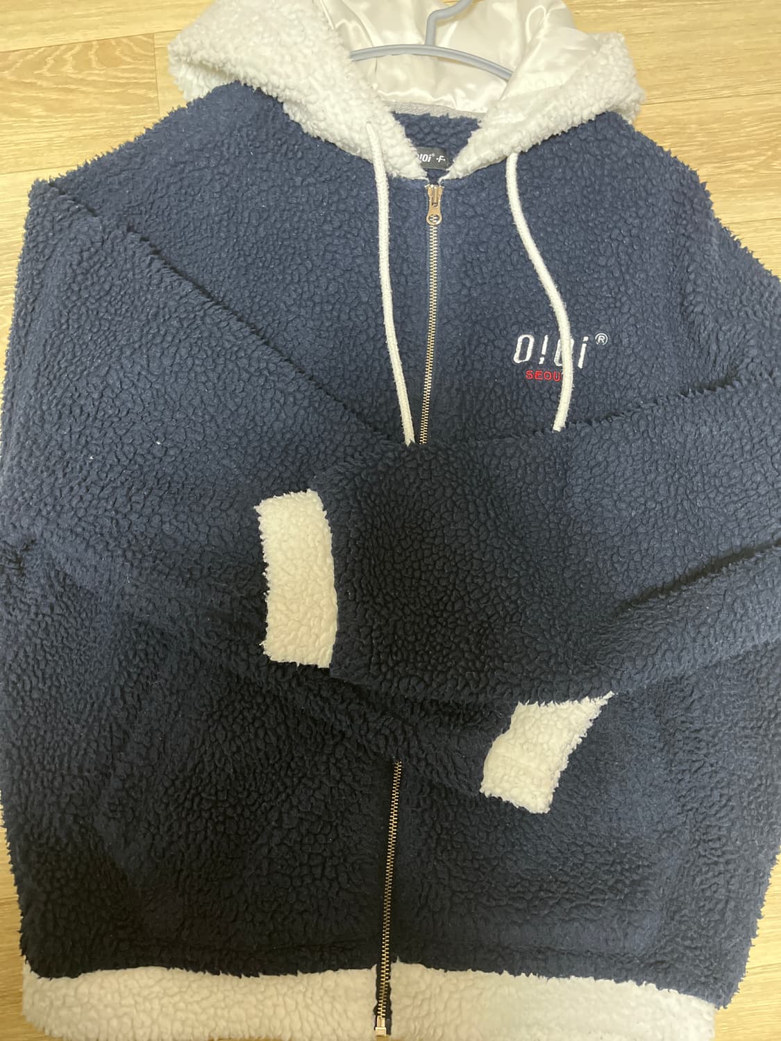 오아이오아이 TWO TONE SHEARING HOOD ZIP UP 상품이미지1