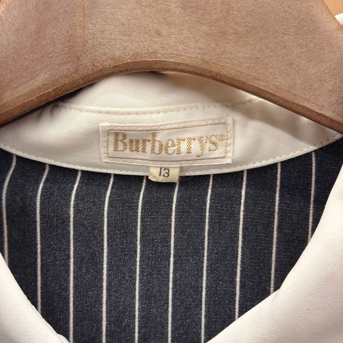 버버리 스트라이프 긴팔 셔츠 화이트 배색 카라 디테일 블랙 상품이미지7