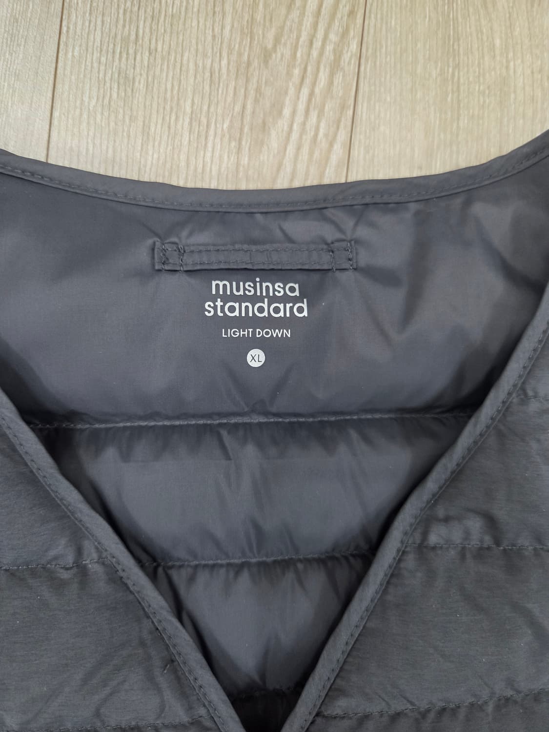 (새상품)무탠다드 V넥 베스트 덕다운 차콜그레이 XL, 105 유니클로 상품이미지4