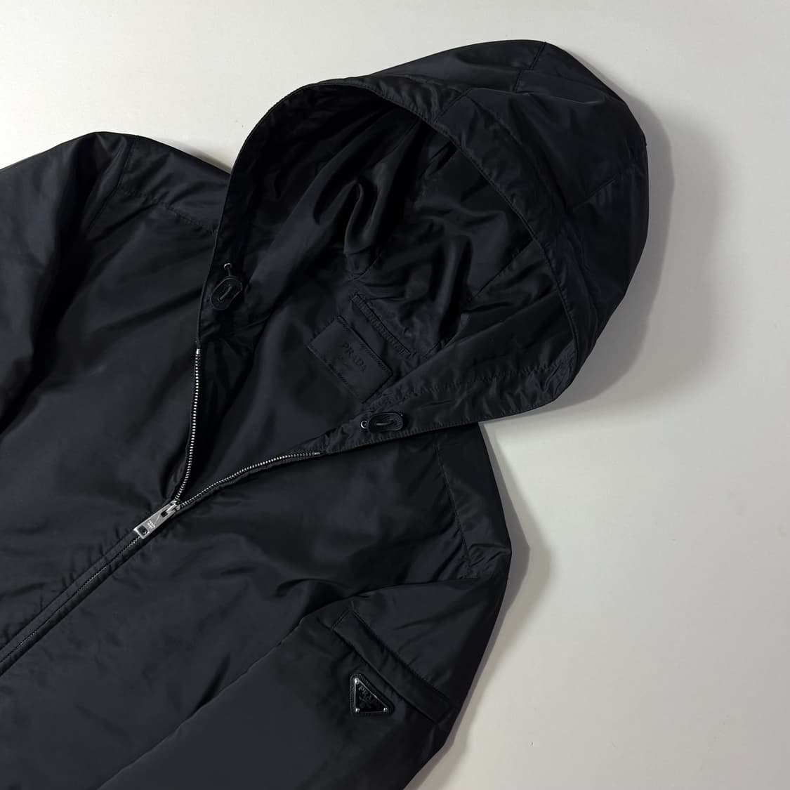 [L/당일출고]프라다 삼각로고 바람막이 상품이미지1