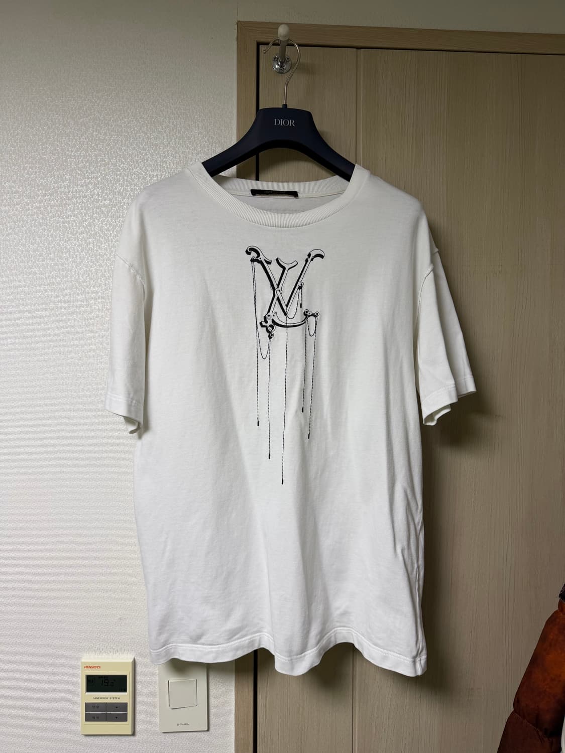 루이비통 펜던트 자수로고 LV 엠브로이드 반팔 티셔츠 상품이미지1