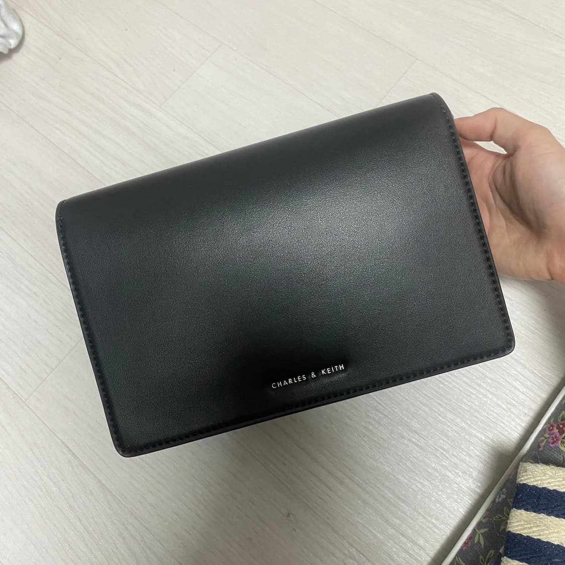 찰스앤키스 블랙 크로스백 상품이미지1