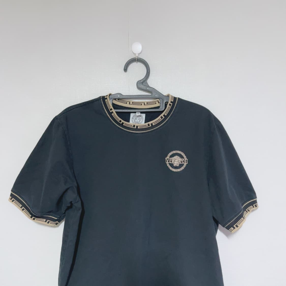 베르사체 블랙 로고 여름 공용 반팔티 상품이미지2