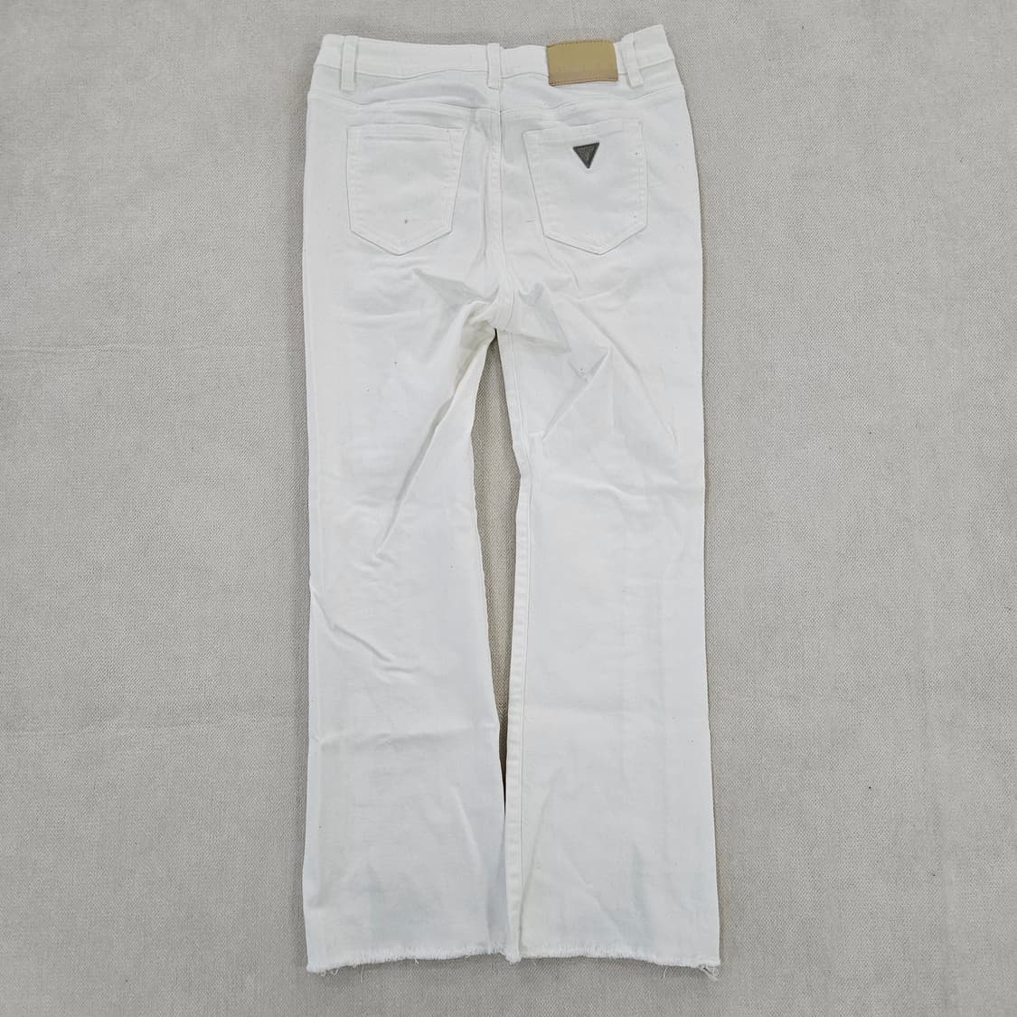 [70(28)] 게스 여성 절개 플레어 붓컷 화이트 팬츠 0114YH1 상품이미지4