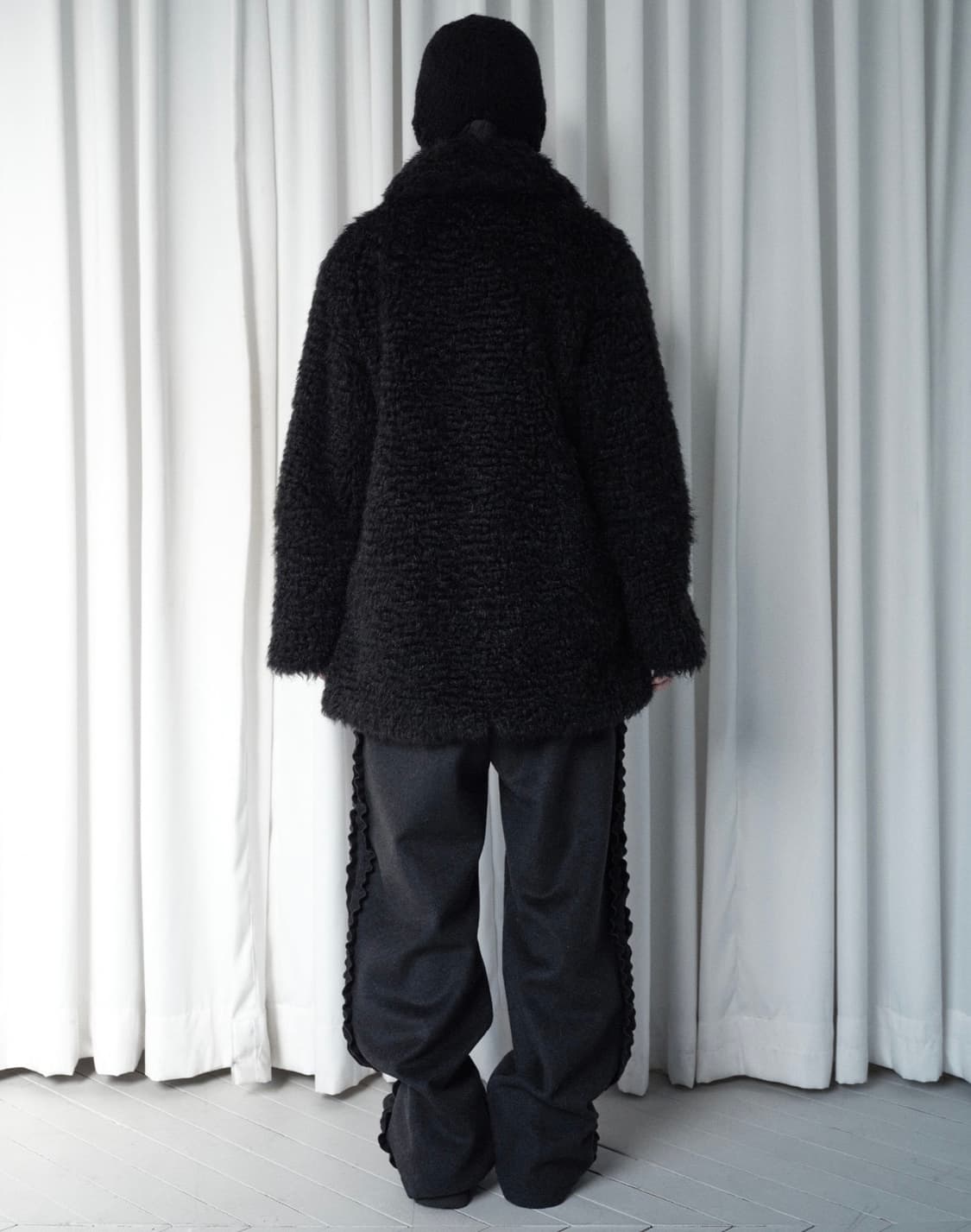 생긴 스튜디오 퍼 코트 블랙 상품이미지3