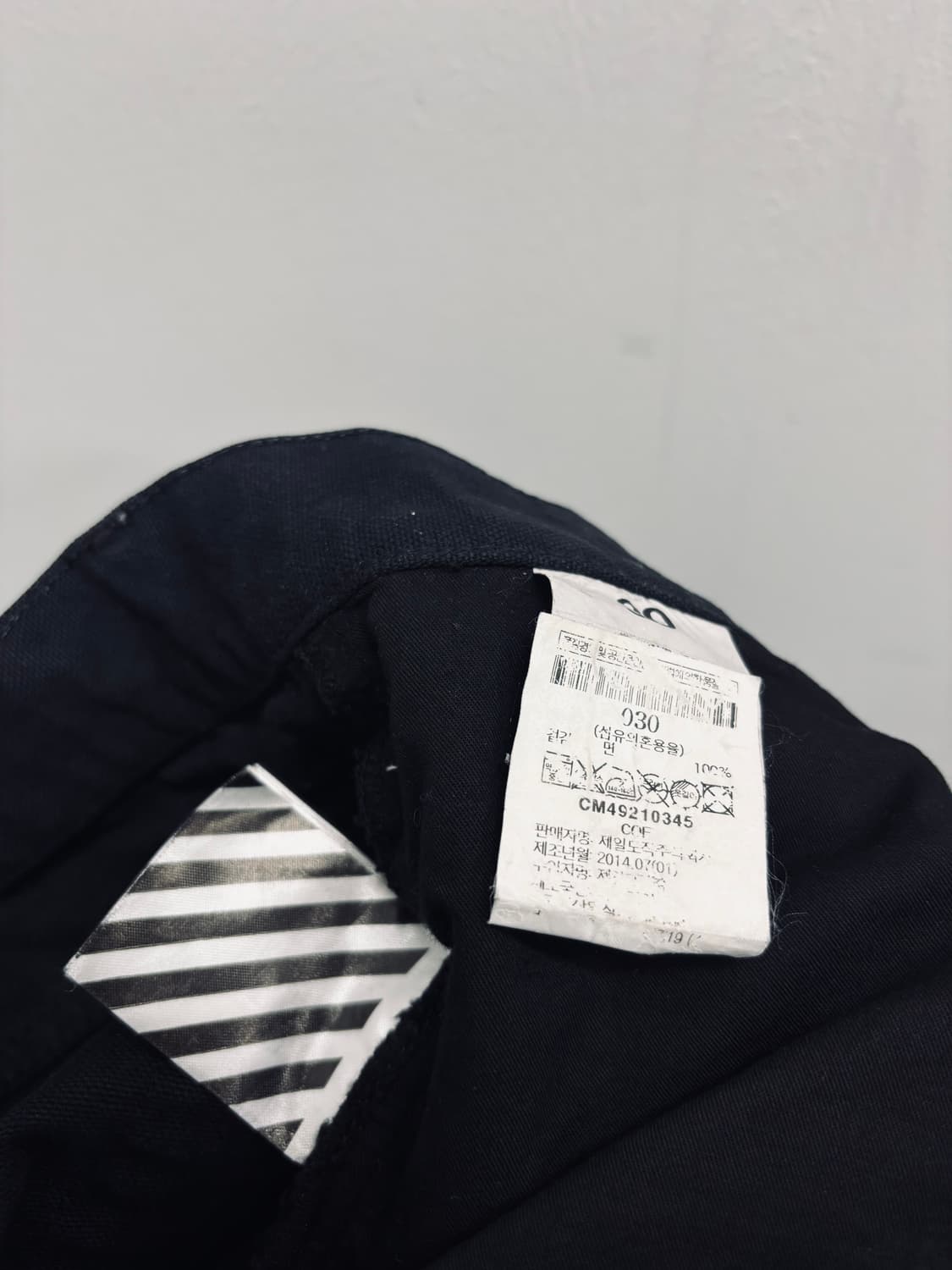 오프화이트(Off-White) 사선 프린팅 디스트로이드 슬림 진 상품이미지5