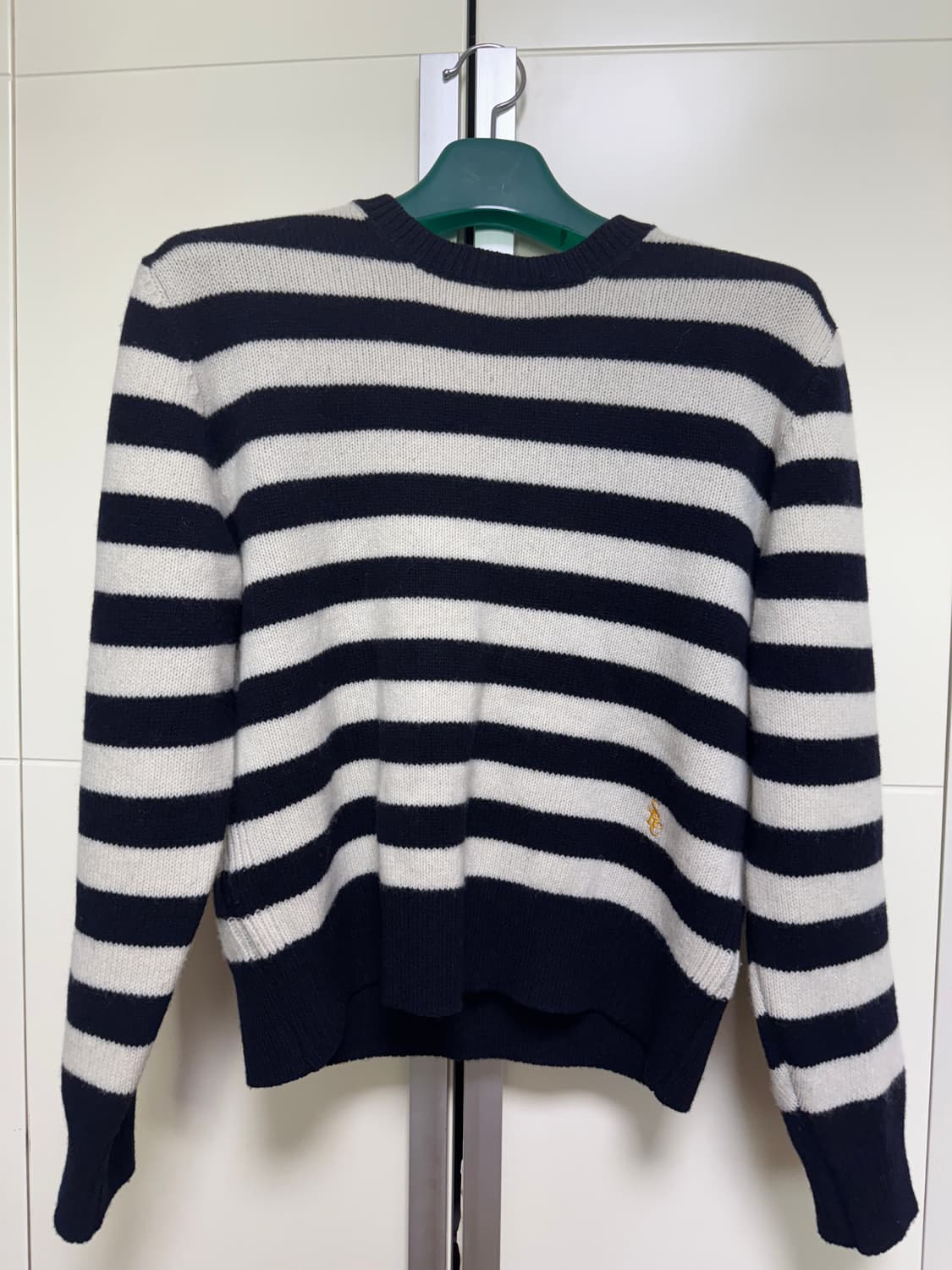 스포티앤리치 블랙앤화이트 스트라이프 크루넥 스웨터 상품이미지5